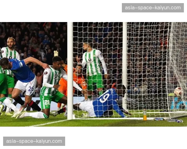 特写:流浪者队球迷在欧战客场整齐划一的助威歌声