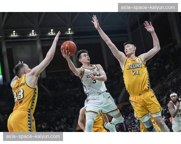 CBA季后赛:辽宁击败浙江取得开门红,张镇麟多次利用空切完成终结 CBA季后赛:辽宁击败浙江取得开门红,张镇麟多次利用空切完成终结